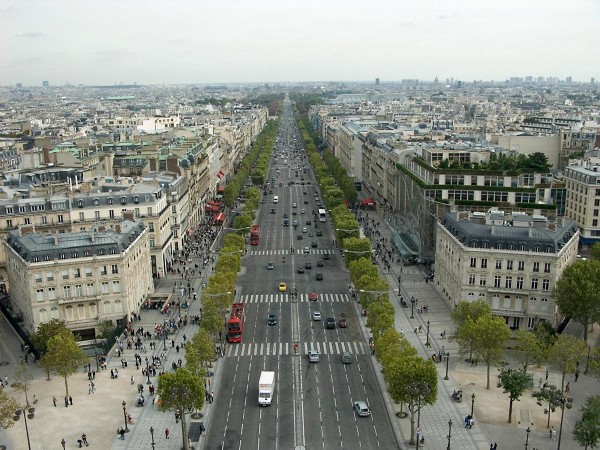 Елисейские поля (les Champs-Élysées) - центральная улица Парижа