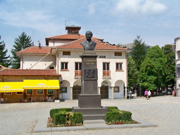 Памятник Георгию Раковскому в г.Котел