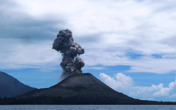Вулкан Кракатау в Индонезии