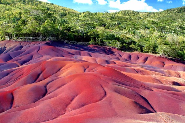 Цветные пески в деревне Шамарель