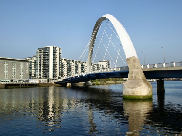 Вид на мост Клайд Арк в Глазго