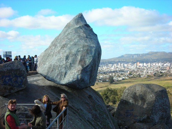 Камень Даваско и туристы