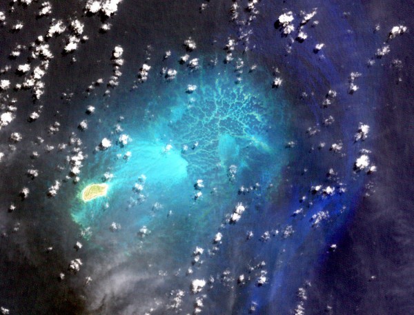 Вид из космома на о. Лисянский и коралловый риф Нева Шолс